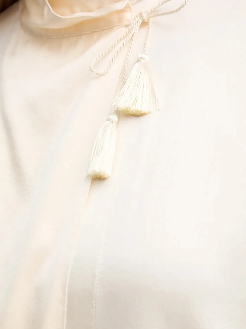 Forte Blouse met kwastje en gedrapeerde hals Beige