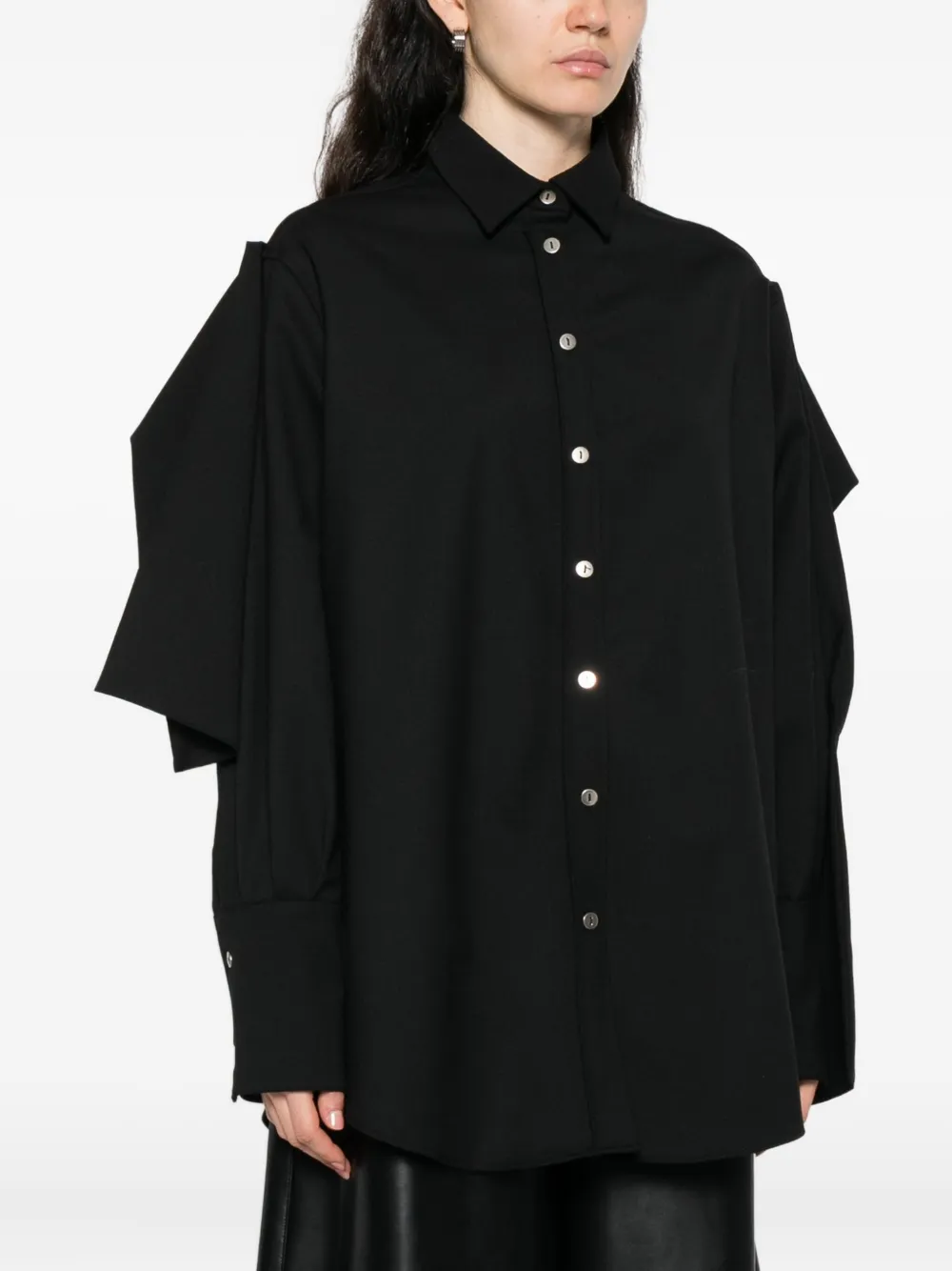 THELATEST Blouse met knoopsluiting en gedrapeerde mouwen Zwart