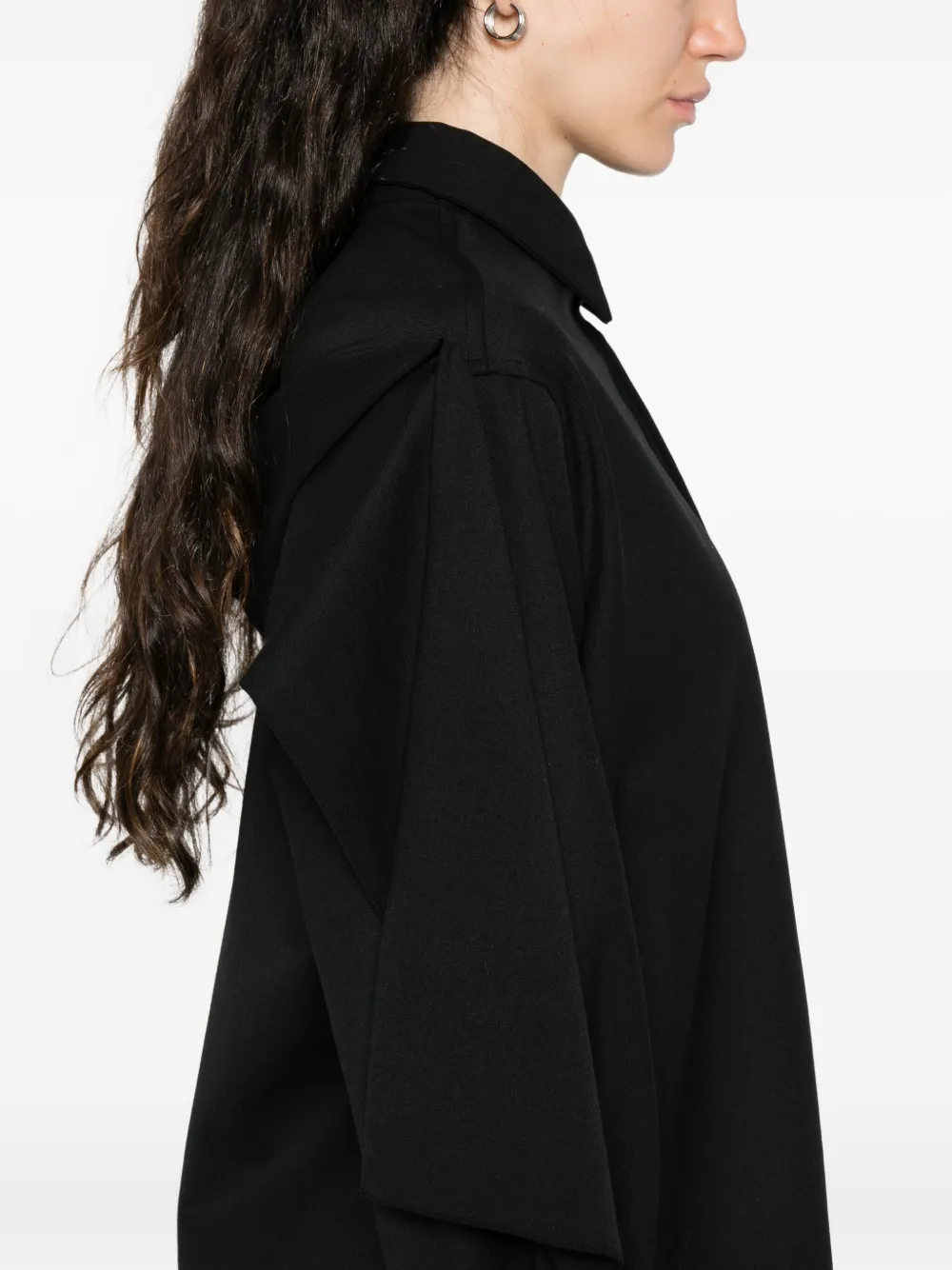 THELATEST Blouse met knoopsluiting en gedrapeerde mouwen Zwart