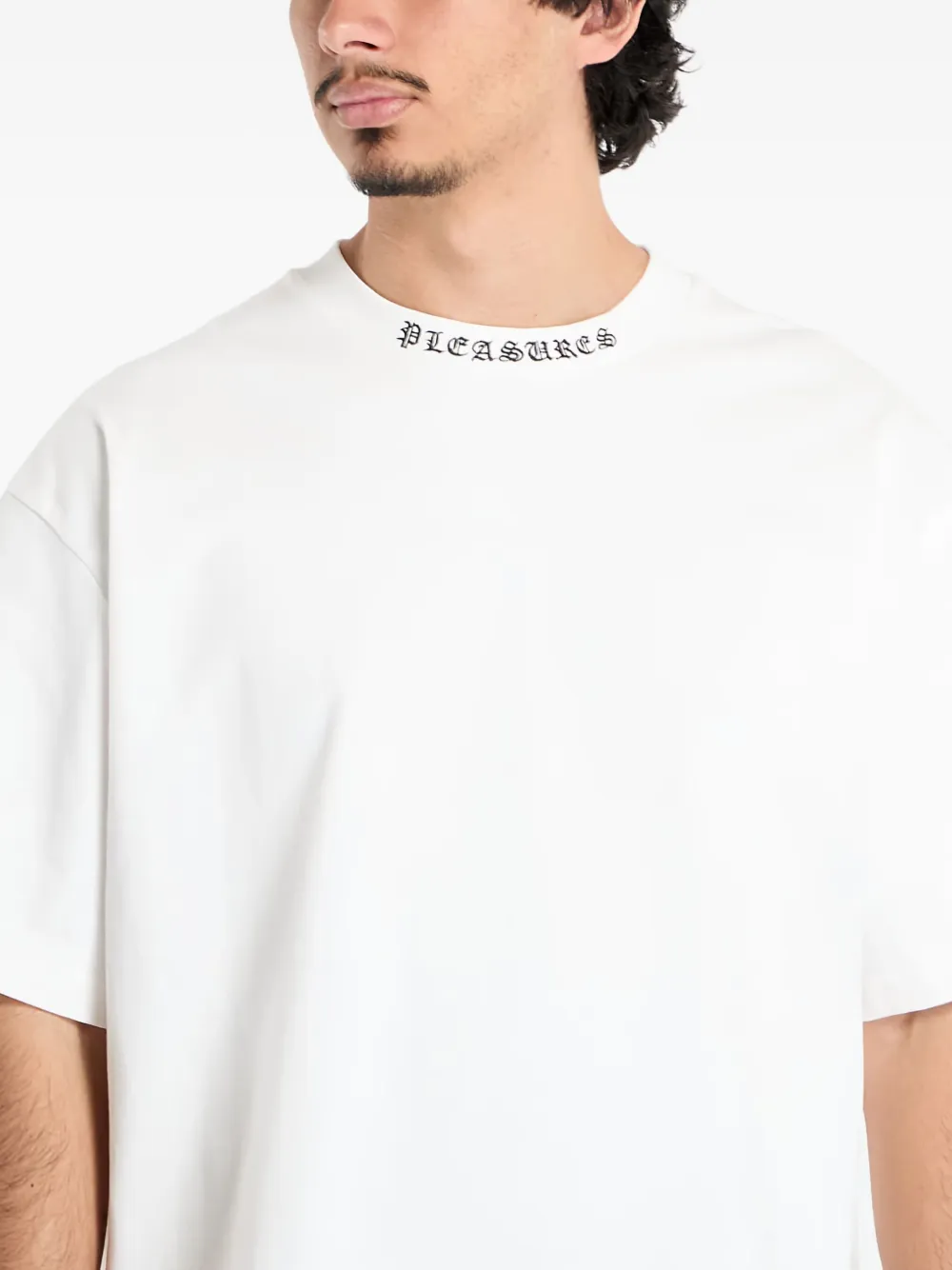 Pleasures logo-neck T-shirt Wit