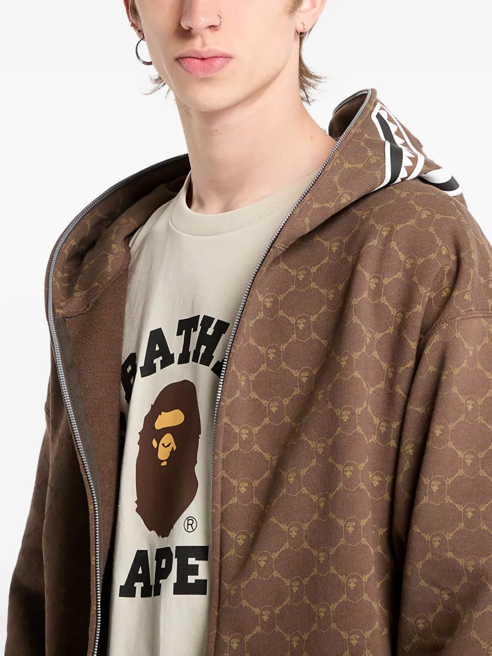 A BATHING APE Hoodie met monogram Bruin