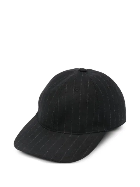 Isabel Benenato gorra de béisbol a rayas diplomáticas
