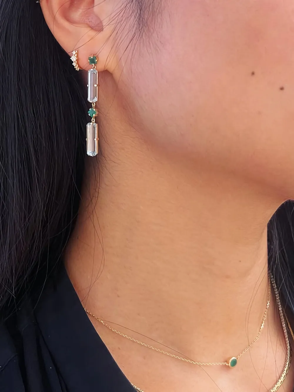 YI Collection aretes en oro amarillo de 18kt con esmeralda y topacio azul | Image 2