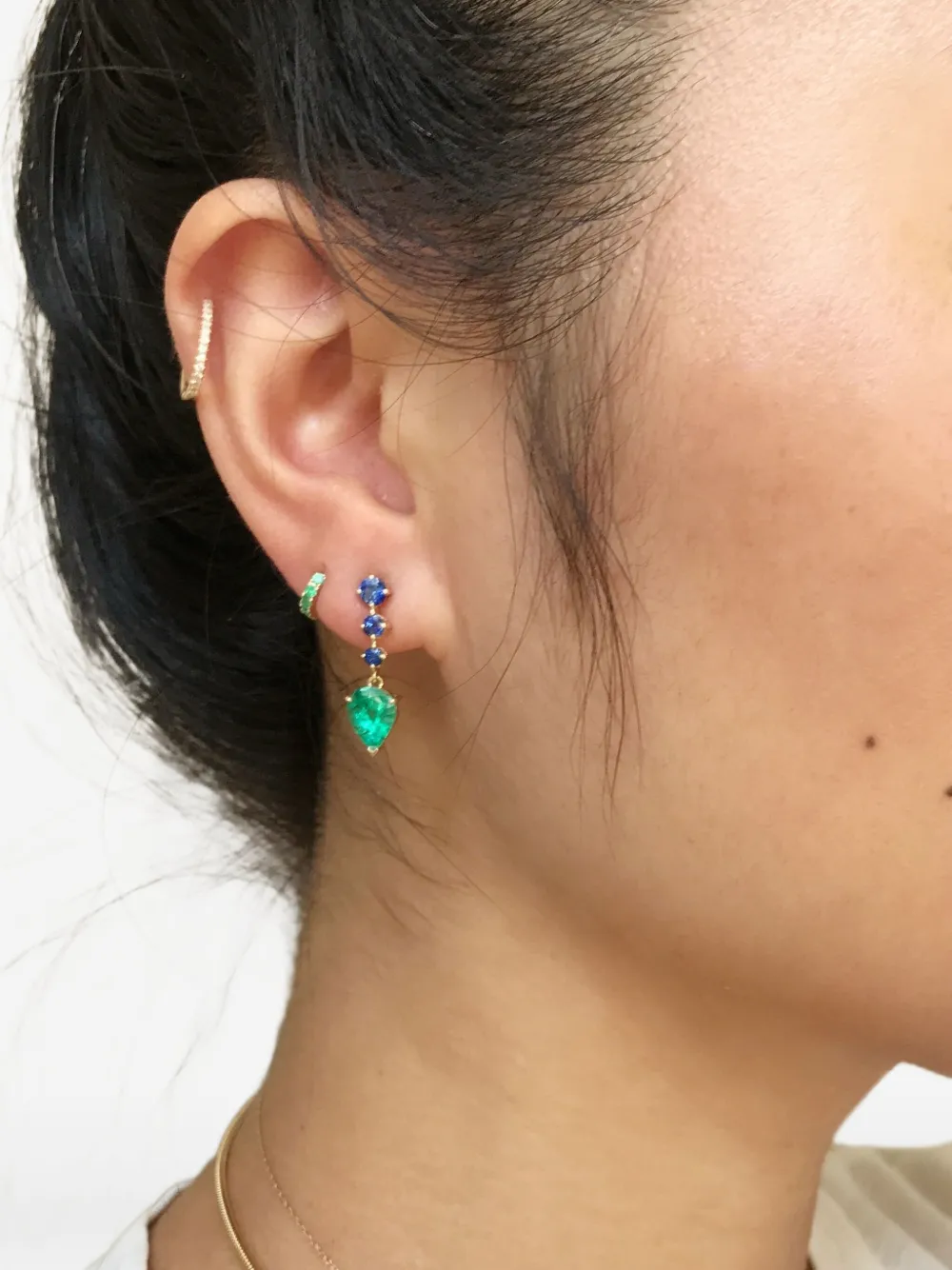 YI Collection aretes Arrows en oro amarillo de 18kt con zafiro y esmeralda | Image 2