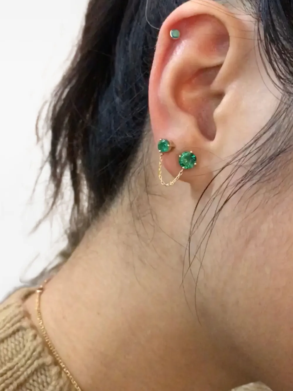 YI Collection aretes de cadena en oro amarillo de 18kt con esmeralda | Image 2