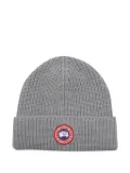 Canada Goose logo-patch ribbed beanie - Grey