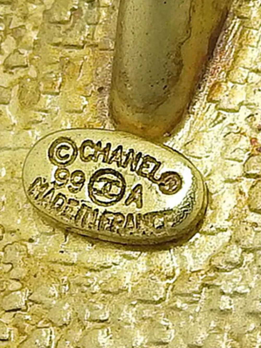 Pre-owned Chanel 1999 Gold Plated Logo Ribbon Pendant Necklace Costume Necklace
