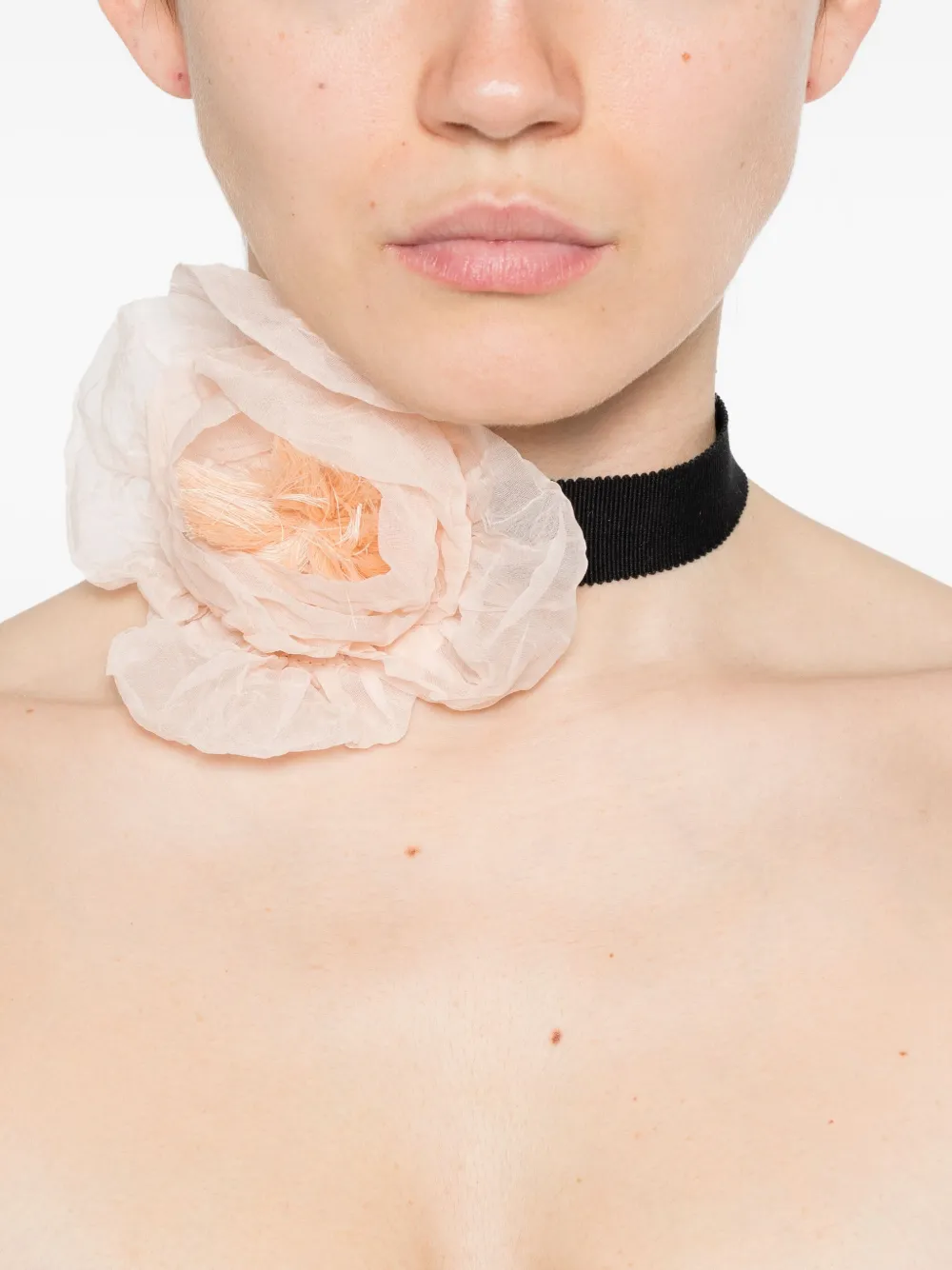 Parlor flower-embellished ribbon choker necklace - Roze