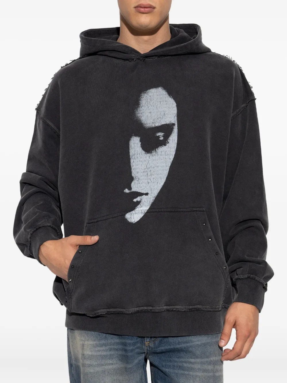MISBHV Hoodie met gezichtsprint en studs Zwart