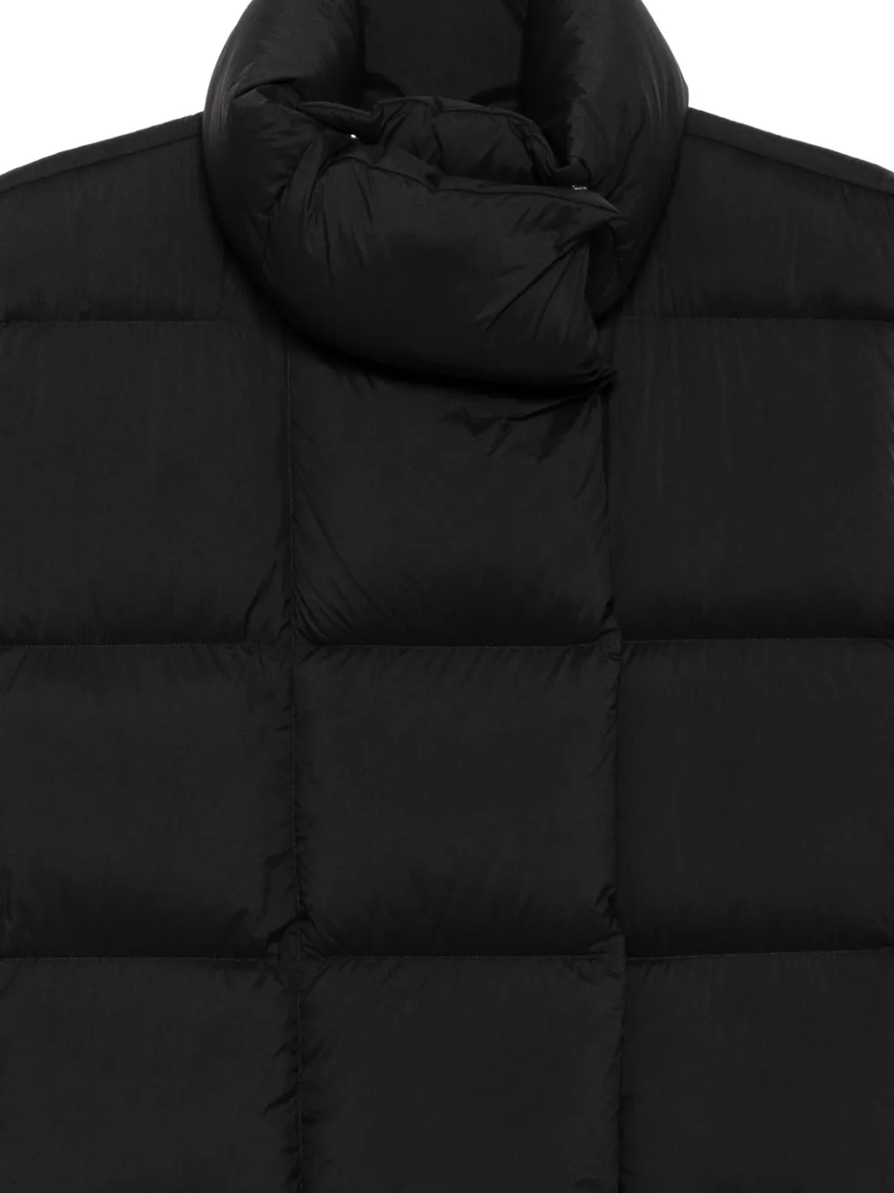 Jnby Square Edge Down Vest In Black