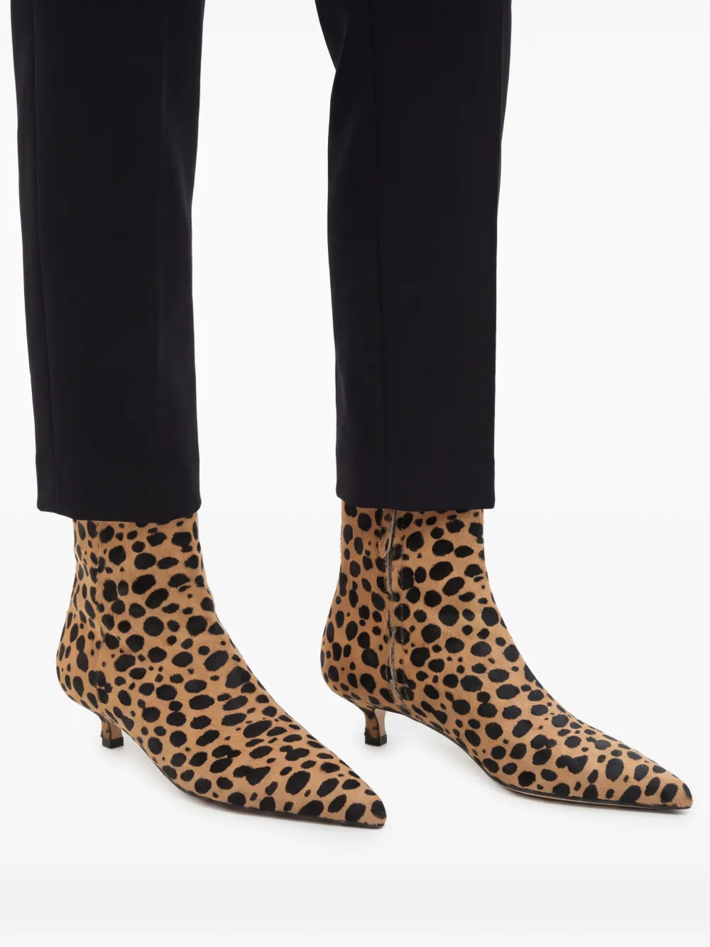 Aeyde Sofie Leo enkellaarzen met print Beige