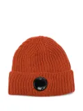C.P. Company ribbed lens-detail beanie - Red