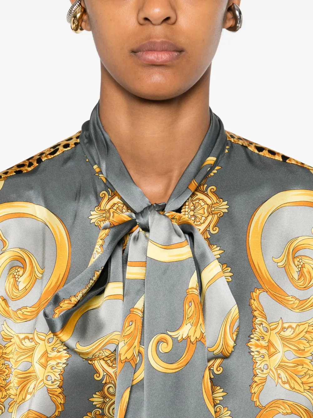 Versace Zijden lavallière blouse met luipaardprint Grijs