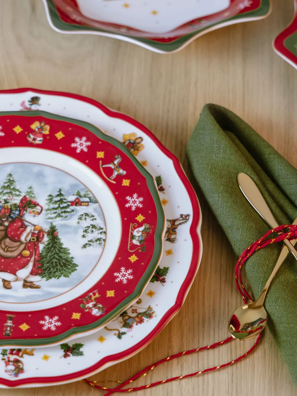 HUTSCHENREUTHER santa-scene scalloped plate | Decorative Trays & Plates | Image 2