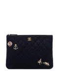 CHANEL Pre-Owned 2018-2019 Paris Hamburg Medium Quilted Wool Coco Sailor Charms O Case clutch bag - Blue