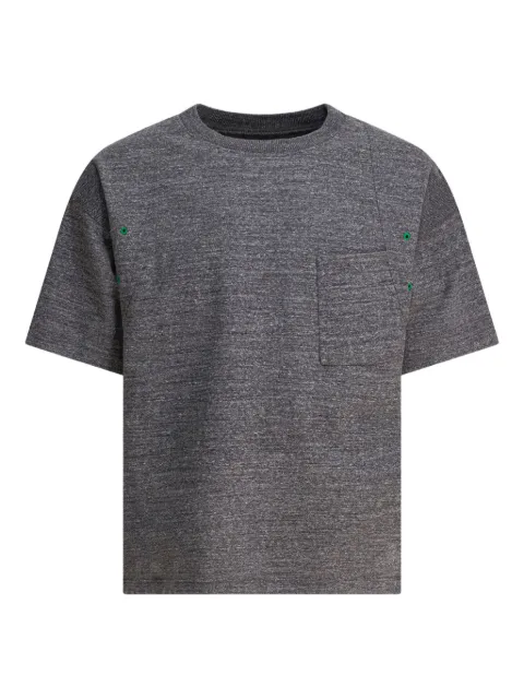 KAPITAL playera con paneles y detalle de bolsillo