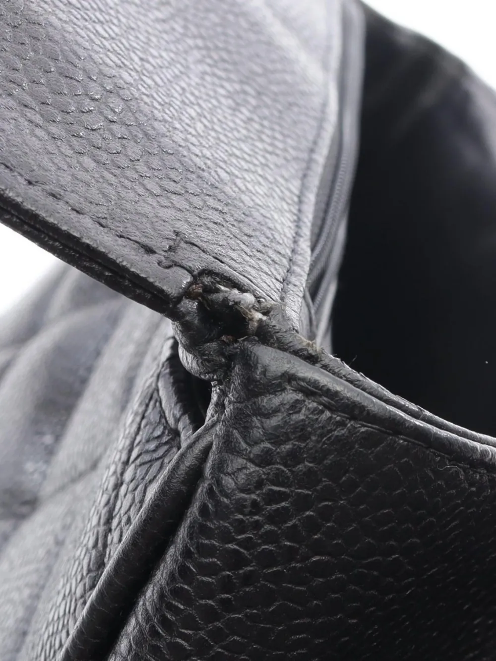 Pre-owned Chanel 1994-1996 Diamond-quilted Handbag In Black