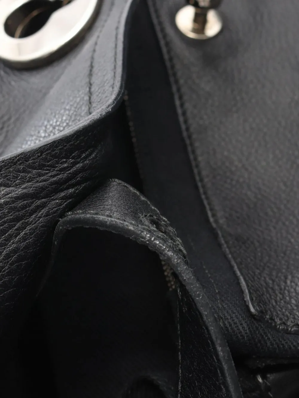 Pre-owned Saint Laurent 200s Muse Shoulder Bag In Black