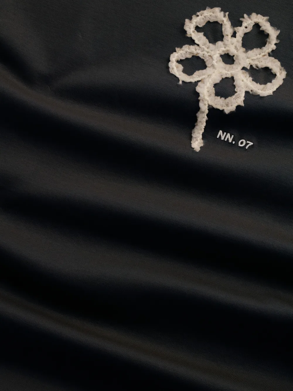 NN07 T-shirt met geborduurde bloemen - Zwart