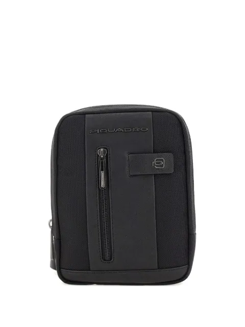 PIQUADRO mochila tipo mensajero con logo en relieve y cierre