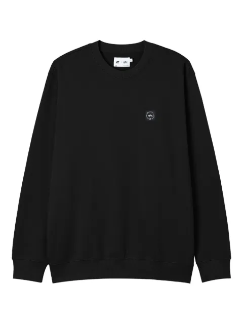 izzue sudadera con parche del logo en colaboración con Alpha Industries