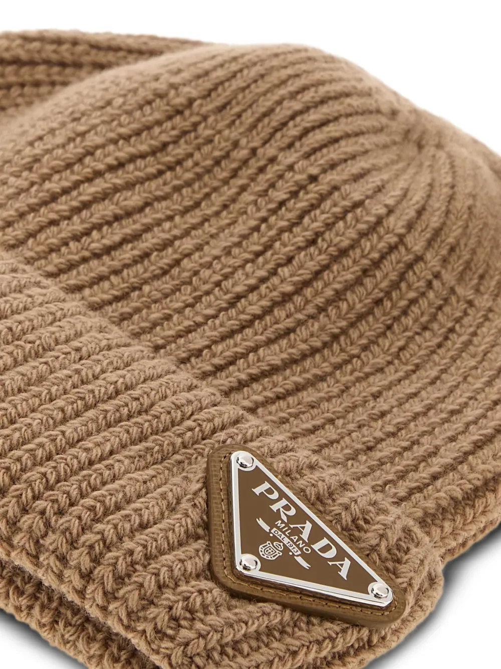 Prada Muts met logoplakkaat Bruin