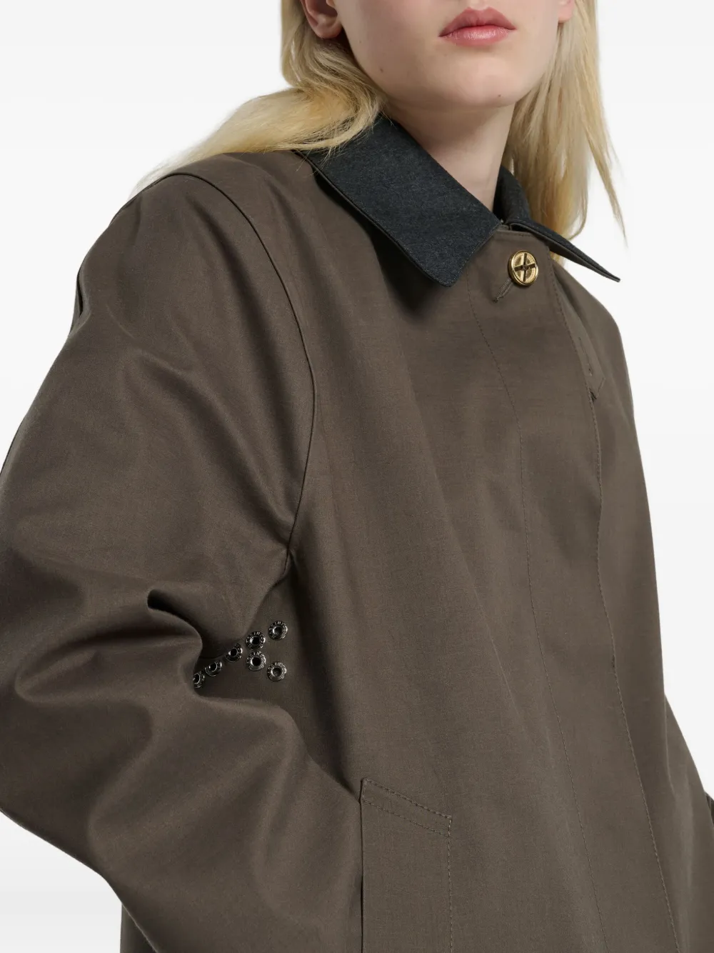 Barrie Regenjas met contrasterende kraag en knoopsluiting Bruin