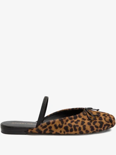 Stuart Weitzman mules à imprimé léopard