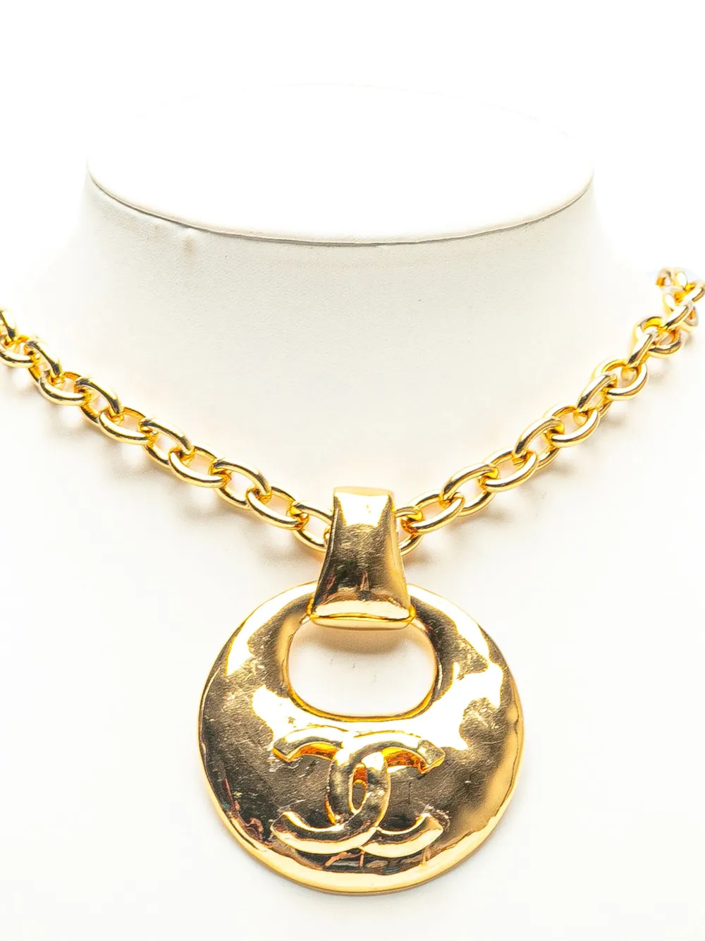 Pre-owned Chanel 1993 Gold Plated Cc Logo Circle Pendant Necklace Costume Necklace