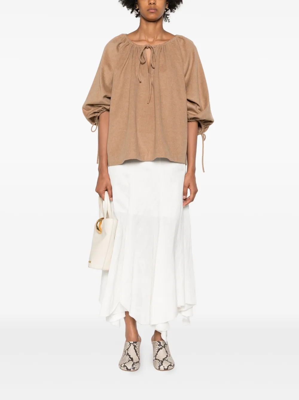 By Malene Birger Top met pofmouwen en gestrikte hals - Beige