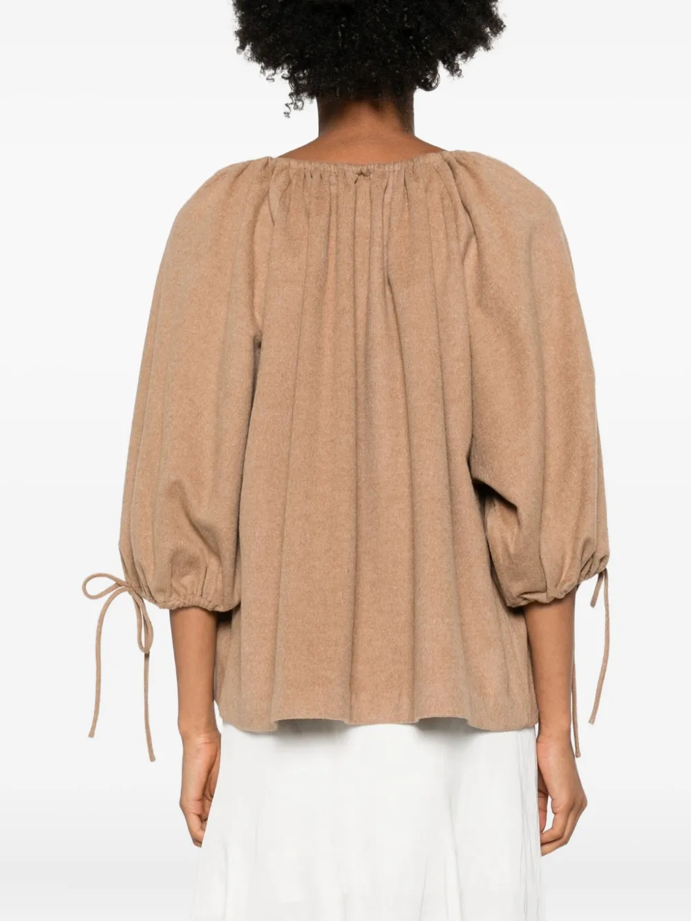 By Malene Birger Top met pofmouwen en gestrikte hals Beige