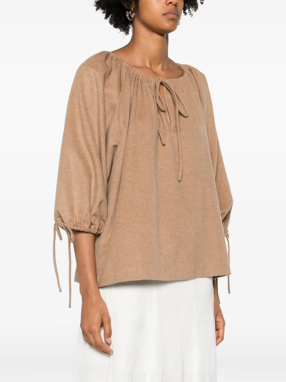 By Malene Birger Top met pofmouwen en gestrikte hals Beige