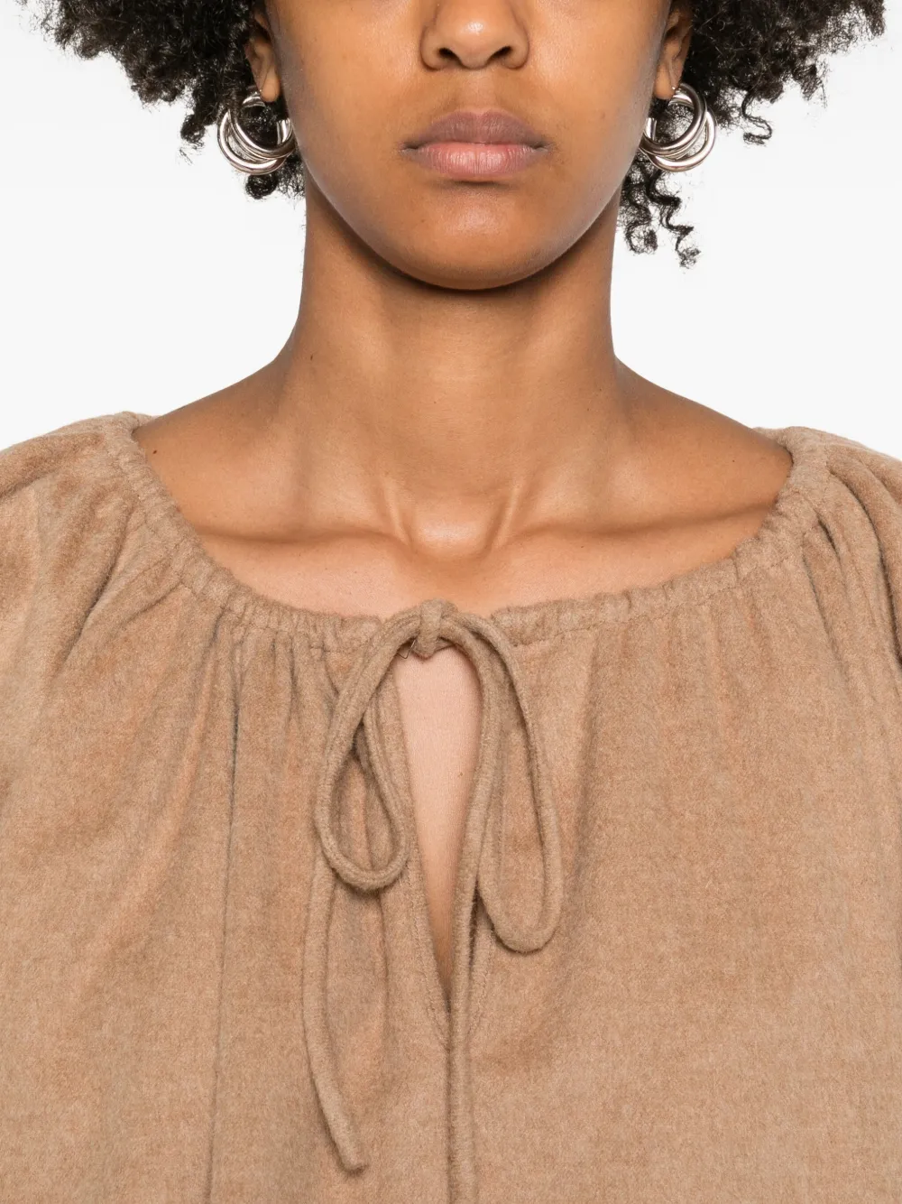 By Malene Birger Top met pofmouwen en gestrikte hals Beige