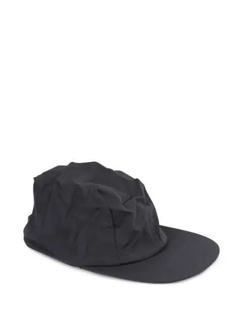Homme Plissé Issey Miyake gorra con ribete redondeado