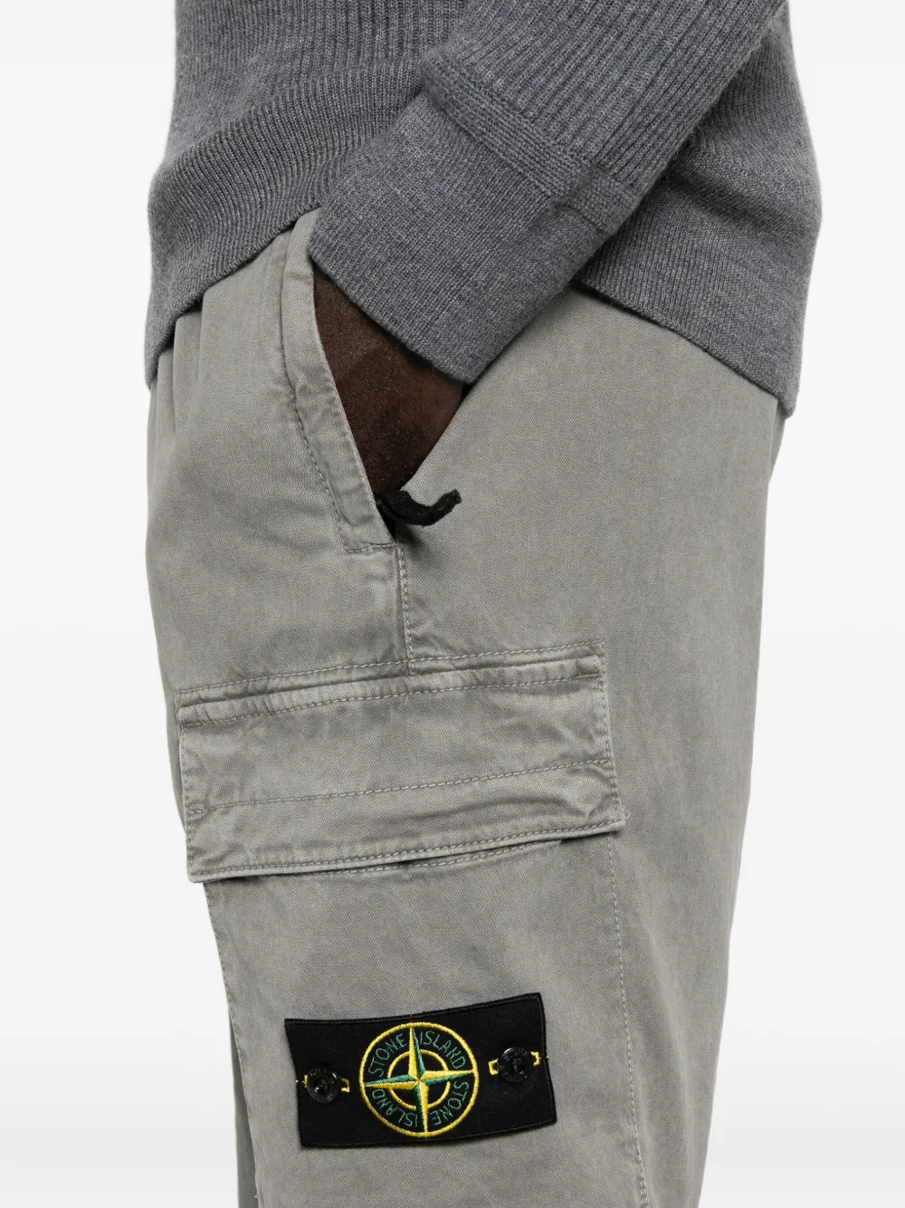 Stone Island Pantalone Cargo Con Patch Logo In Gray