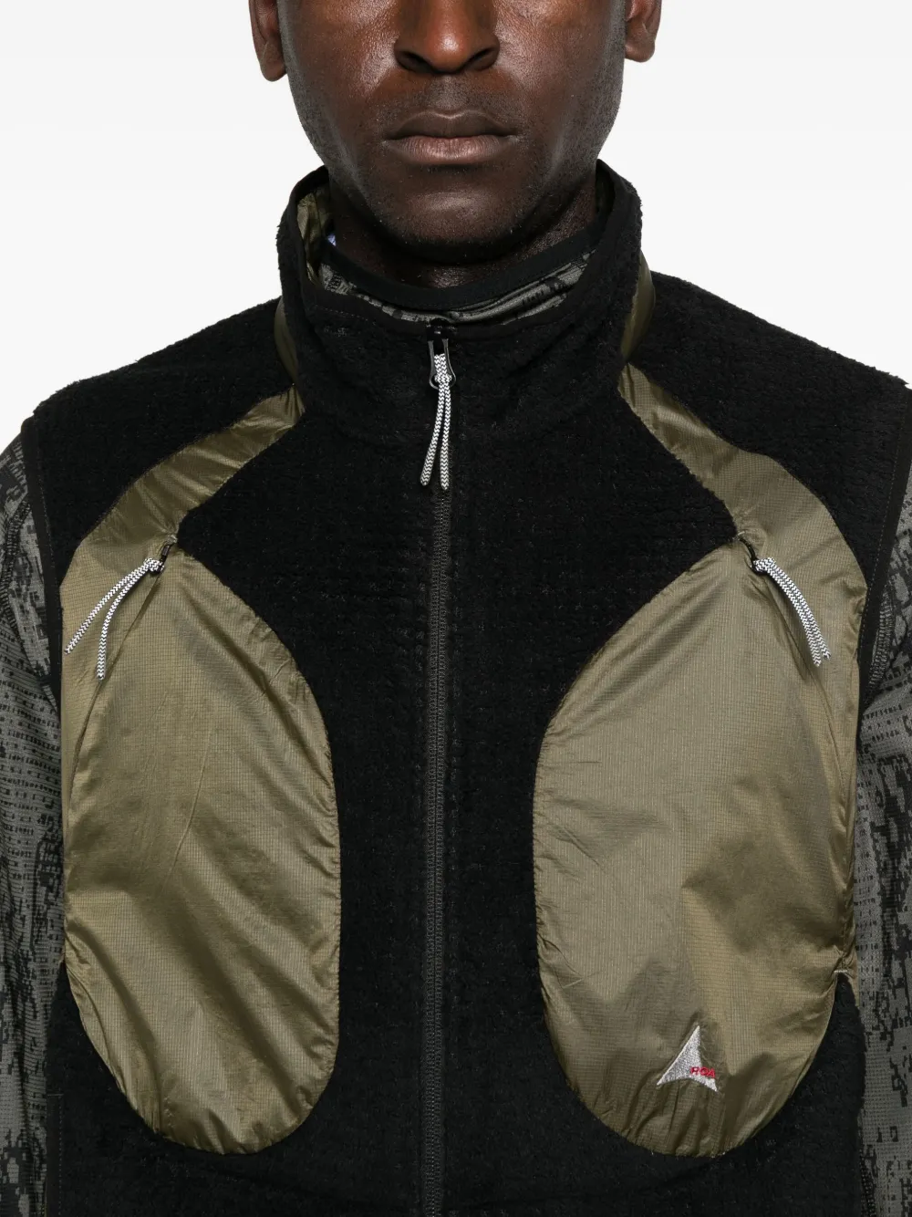 Roa Polartech Vest Featuring Contrast Panels In Black
