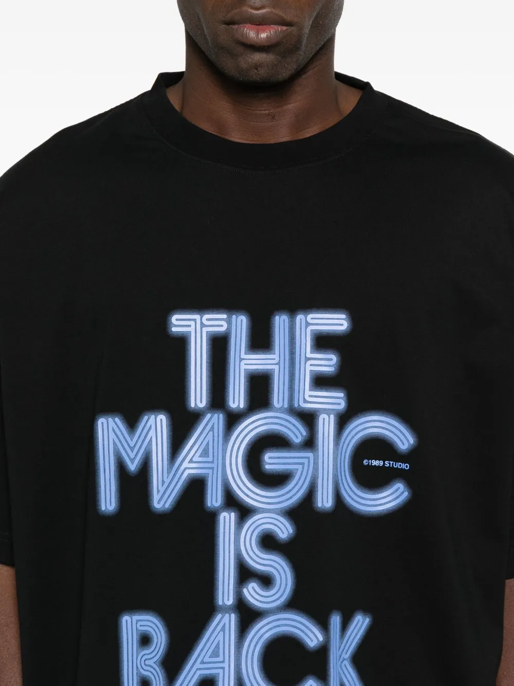 1989 Studio Crew Neck Graphic Print Short Sleeves T-shirt In Black