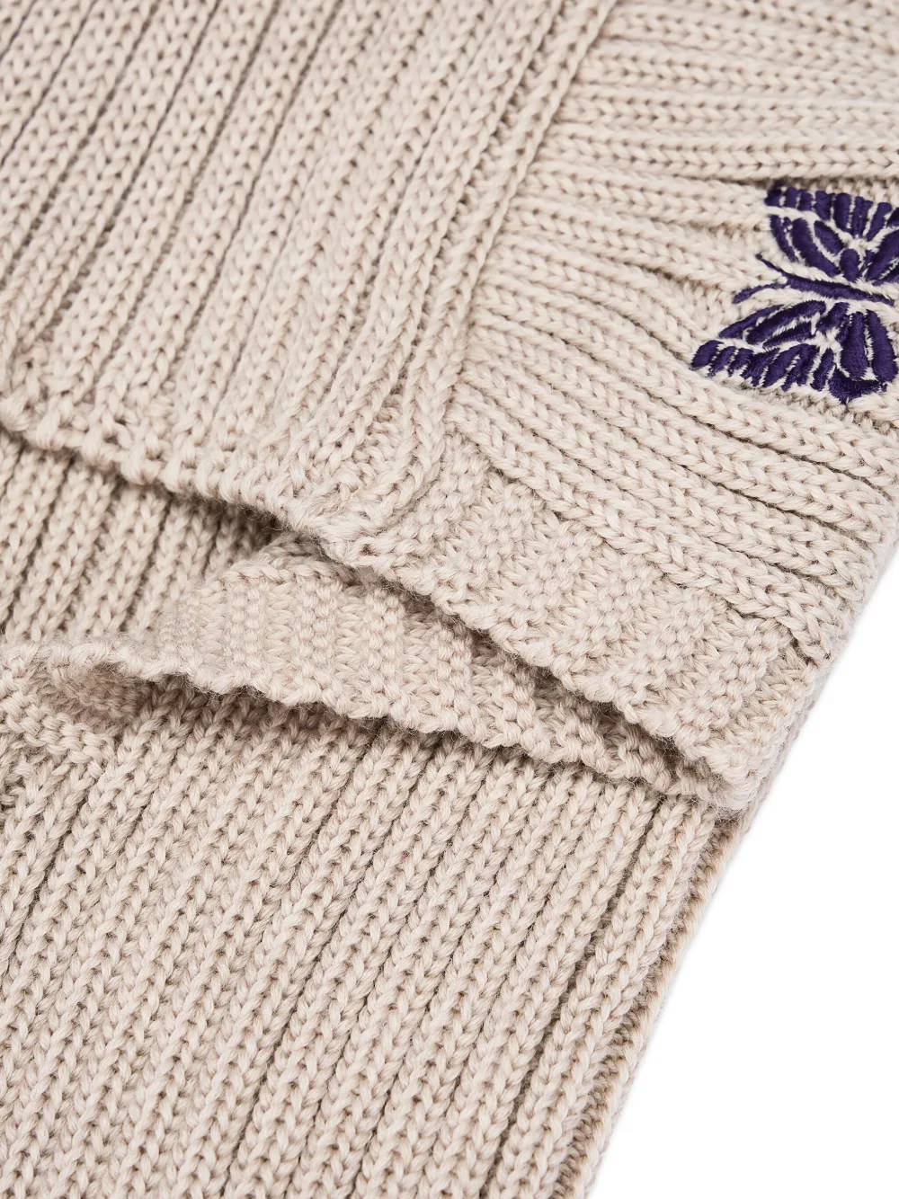 Needles Ribgebreide bivakmuts met geborduurde vlinder Beige