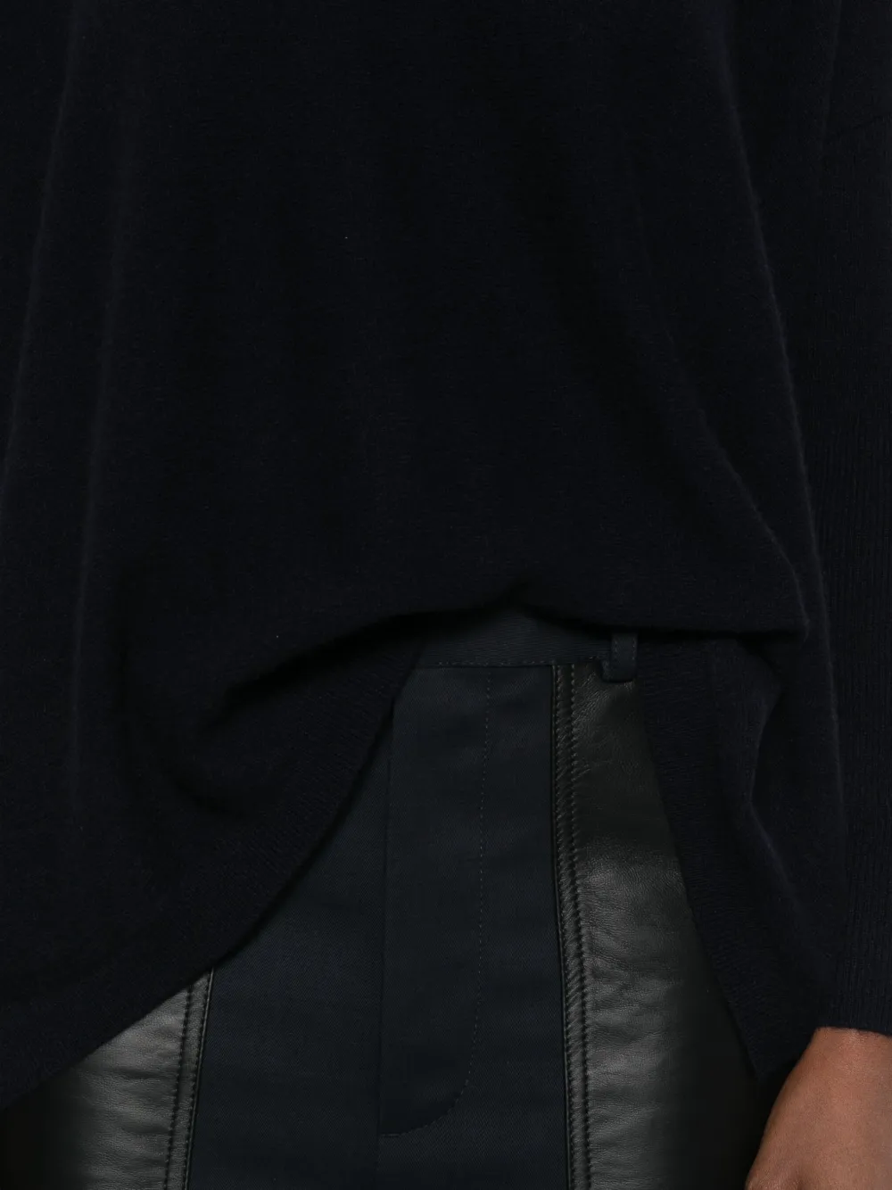 Kujten Cashmere Round-neck Sweater In Black