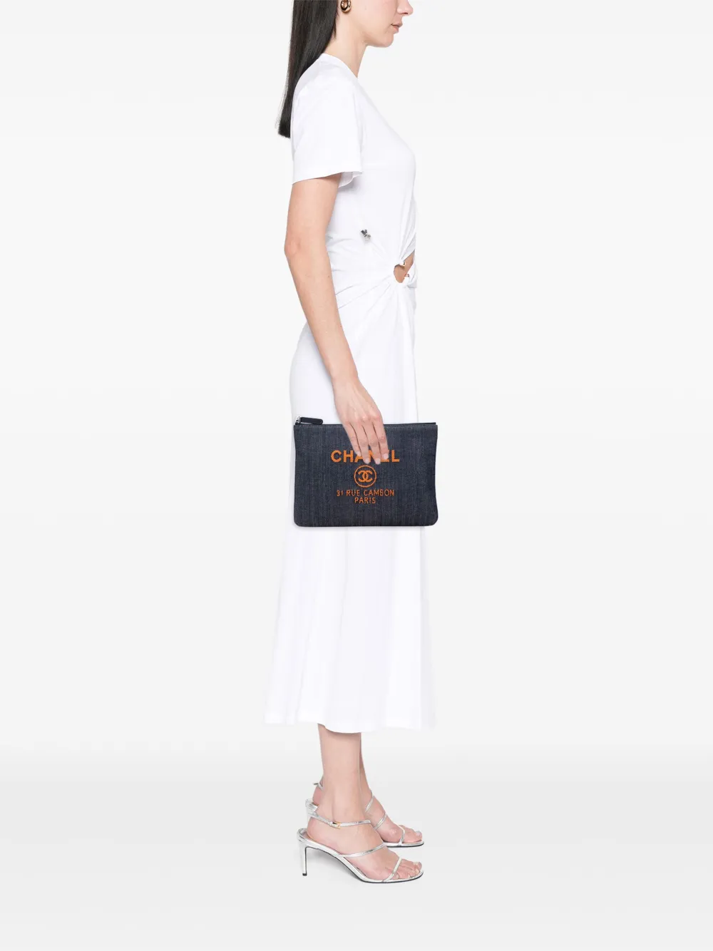 CHANEL Pre-Owned bolsa de mano Deauville O Case mediana de mezclilla 2016-2017 | Estilos de archivo | Image 2