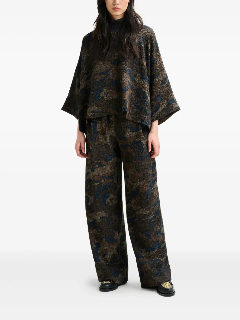 Essentiel Antwerp Blouse met camouflageprint en hoge hals - Bruin