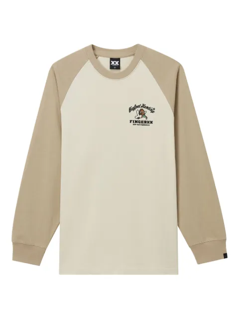 FINGERCROXX playera bordada con diseño de dos tonos