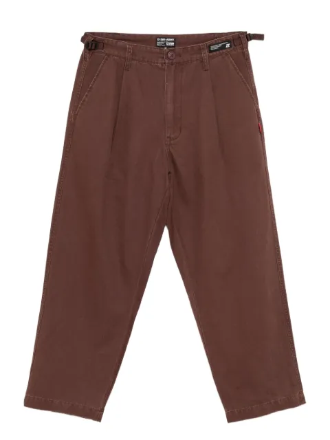 izzue logo-patch trousers