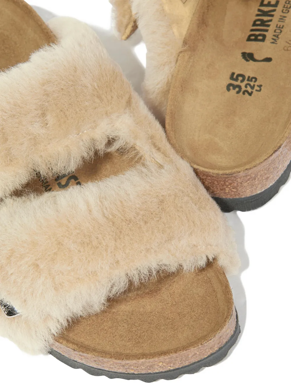 Birkenstock Kids Teenslippers met gesp van imitatiebont Beige