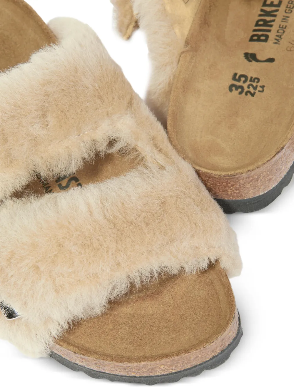 Birkenstock Kids Teenslippers met gesp van imitatiebont Beige