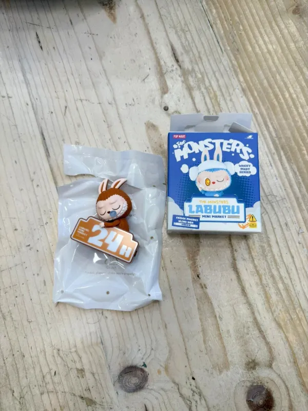 Pop Mart Ímã Labubu The Monsters Wacky Mart Series | Marrom