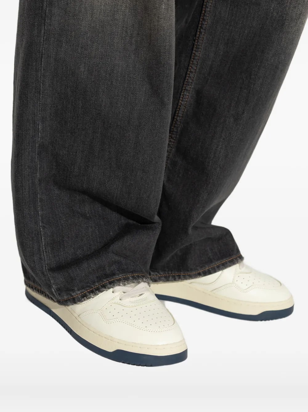 Autry Round-toe Low-top Casual Shoes In White