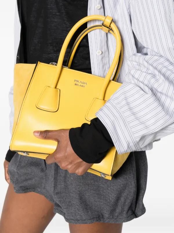 PRADA ロゴプレート ショルダーバッグ ハンドバッグ レザー イエロー Prada ロゴプレート ハンドバッグ | イエロー | FARFETCH JP