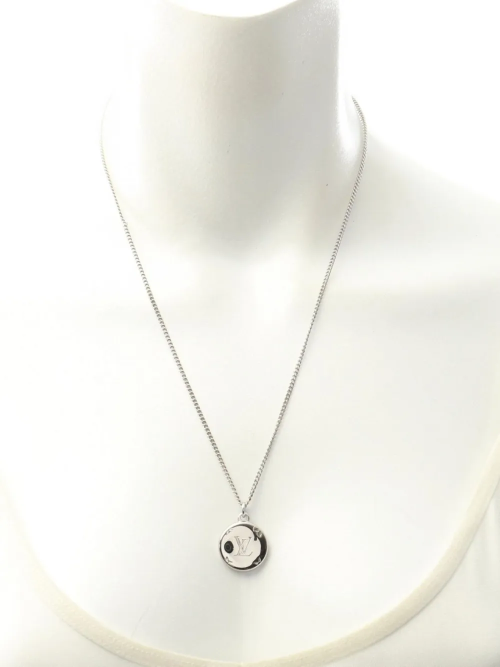 Pre-owned Louis Vuitton 2022 Logo Necklace In Gray