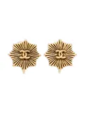 CHANEL Pre-Owned 1970s CC Mark sunburst earrings - Gold